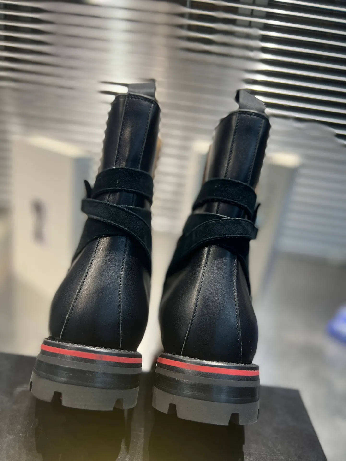 👟👟Ex-factory price 880👟👟 ╔Black cowhide boots with tire soles and front toe nails╗ ·Top version customization·²⁰²²𝐬𝐬 𝑪𝒉𝒓𝒊𝒔𝒕𝒊𝒂𝒏 𝑳𝒐𝒖𝒃𝒐𝒖𝒕𝒊𝒏 ▪️No matter the last shape, fabric, diamonds, nails, lining, outsole, they are as close as possible to ZP... ▪️The original sole is specially provided by the original factory ▪️The lining is imported water-dyed cowhide ▪️Private customization time is about 3-7 days —————— Size: Men's 38M-47M